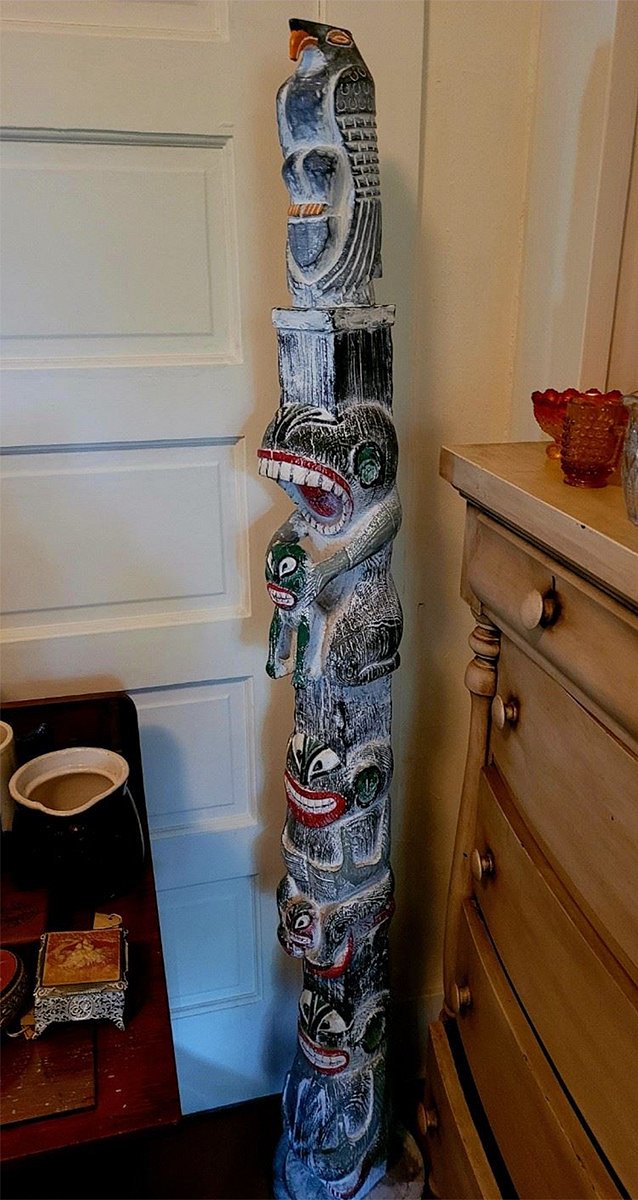 tahitian cannibal pole repainted as Native American totem pole